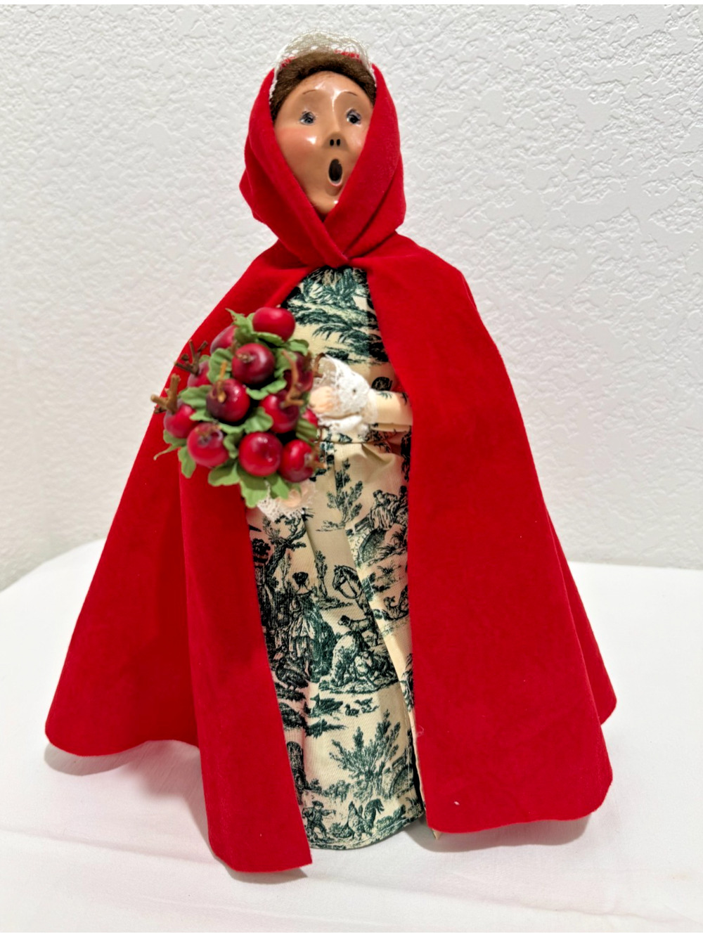 Byers’ Choice Ltd Christmas Williamsburg 2003 Lady W Basket Of Red Apples 13”